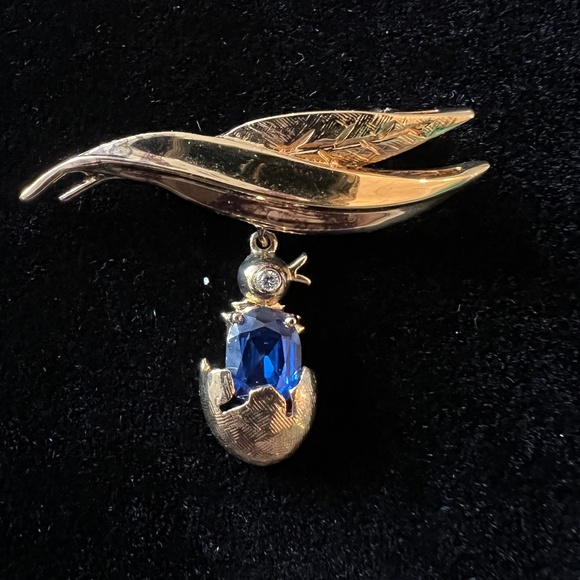 Vintage Gold tone Bird Brooch with dangling hatching egg - Picture 2 of 6